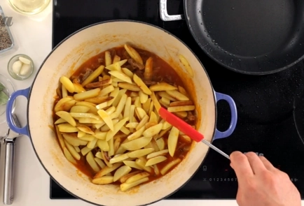 В отдельной сковороде обжарить нарезанный соломкой картофель.